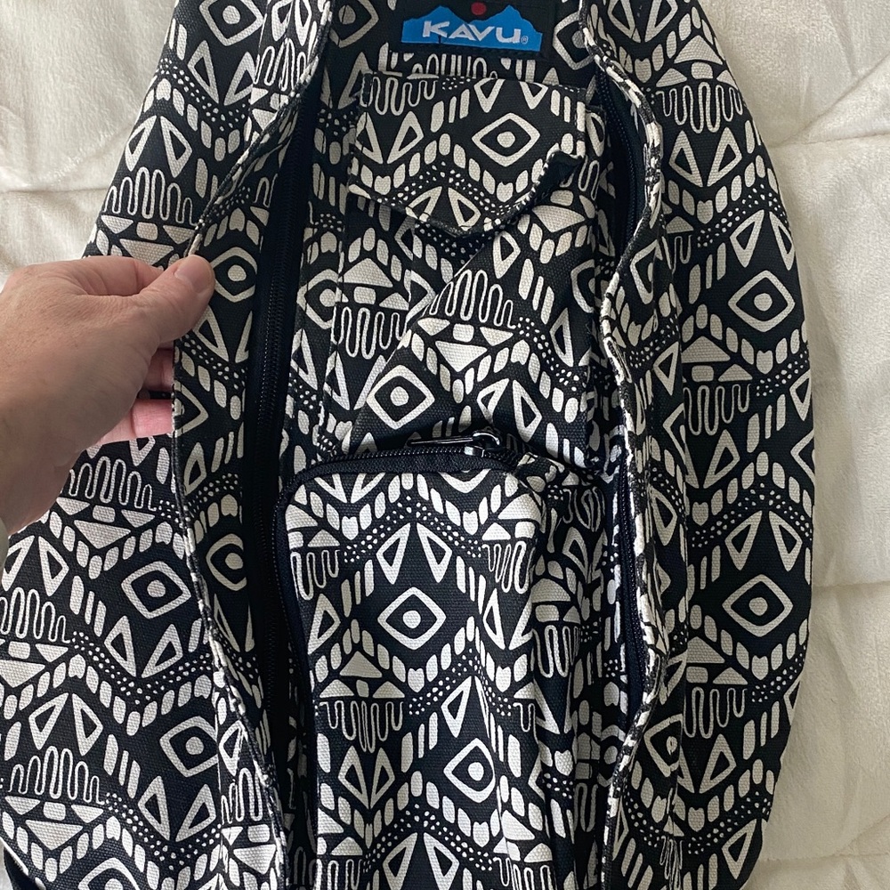 Kavu Black and White Geometric Patterned Rope Sling Bag - Picture 3 of 12